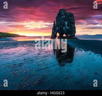 Basalte Hvitserkur énorme pile sur la rive orientale de la péninsule de Vatnsnes. Lever du soleil d'été coloré dans le nord-ouest de l'Islande Banque D'Images