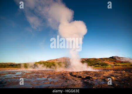 Éruption du Grand Geyser se trouve dans la vallée de Haukadalur sur les pentes du Laugarfjall hill. Tôt le matin dans le sud-ouest de l'Islande. Banque D'Images