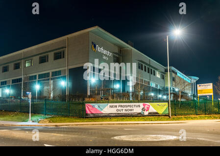 Vue de la nuit de Northampton College signe de recrutement. Banque D'Images