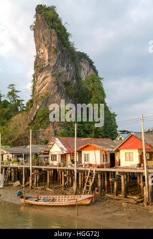 Koh Panyee, Thaïlande - 1 Février 2010 : règlement Koh Panyee construit sur pilotis de la baie de Phang Nga, Thaïlande Banque D'Images