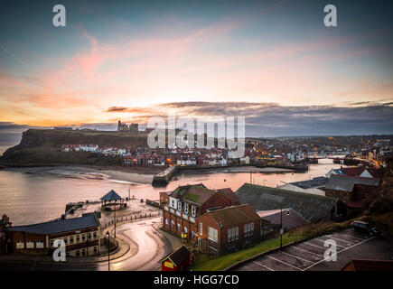 La magnifique ville historique de Whitby, North Yorkshire, avec ses nombreuses rues pavées, l'abbaye de Whitby et étonnante de l'histoire et l'architecture Banque D'Images