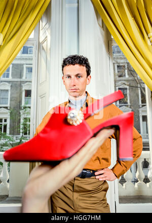 Portrait d'un créateur de chaussures Patrick Cox dans son atelier de Londres prise au début des années 90. Banque D'Images