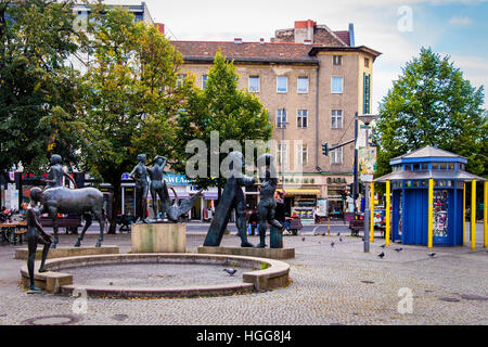 Berlin Neukölln,,Karl Marx.Platz sculpture en bronze de Hartmut Bonk, Théâtre imaginaire.Imaginäres : théâtre, Zyclopen Grãœnberg mit Leda und Zentaur, 1986-1987 Banque D'Images