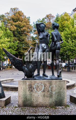 Berlin Neukölln,,Karl Marx.Platz sculpture en bronze de Hartmut Bonk, Théâtre imaginaire.Imaginäres : théâtre, Zyclopen Grãœnberg mit Leda und Zentaur, 1986-1987 Banque D'Images