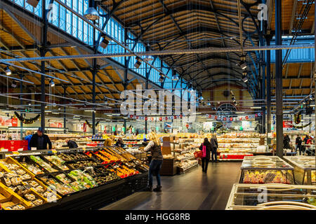 Supermarché Rewe réfrigérateurs et les acheteurs dans le magnifique vieux marché récemment rénové hall building, Invalidenstrasse, Mitte, Berlin Banque D'Images