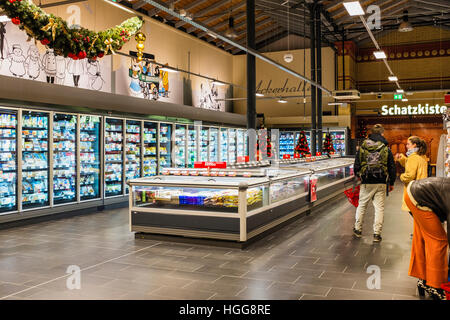 Supermarché Rewe réfrigérateurs et de shopping et récemment rénové dans belle vieille halle building, Invalidenstrasse, Mitte, Berlin Banque D'Images