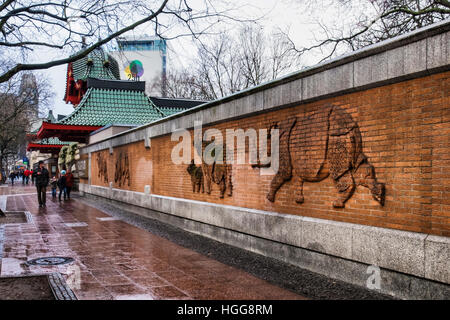 Jardins zoologiques, Charlottenburg, Berlin.mur extérieur et l'entrée du Zoo. Mur décoré avec des rhinocéros de secours en brique Banque D'Images