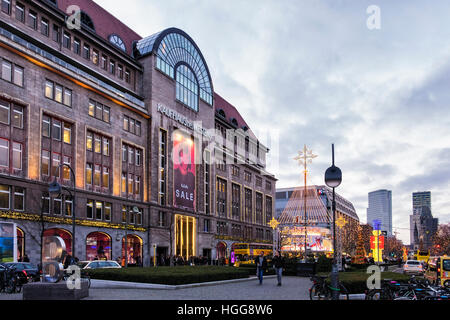 Charlottenburg, Berlin Kaufhaus des Westens Kadewe, célèbre grand magasin historique et façade extérieure et la rue décorée pour Noël Banque D'Images