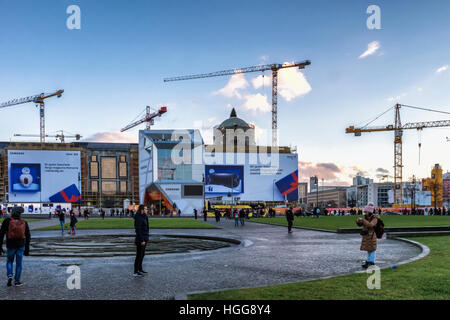 Berlin, Mitte.Les touristes sur place Lustgarten en face de Fort Humboldt et palais de la ville (Stadtschloss) construction site Banque D'Images