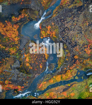 Lave- aériennes et de la mousse à l'automne, paysage, Gjaarfoss Cascades, la vallée de Thjorsardalur, Islande. 'Drone photographie' Banque D'Images