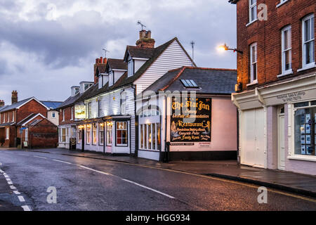 Burnham on Crouch, Essex, Angleterre. La Star pub. Pub Anglais traditionnel, typique village sur la rue principale. Banque D'Images