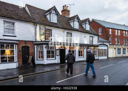 Burnham on Crouch, Essex, Angleterre. La Star pub. Pub Anglais traditionnel, typique village sur la rue principale. Banque D'Images