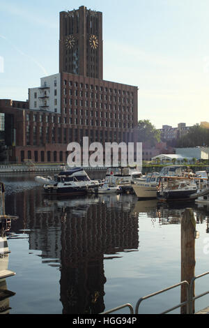 Ullsteinhaus Tower du nord-est, vu depuis le bassin du Canal de Tempelhof - la Tempelhofer Hafen sur le canal de Teltow, à Berlin. Banque D'Images