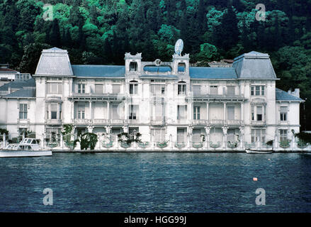 L'Art Nouveau au bord de l'Ali Pasha Mansion ou l'Égyptien, maintenant Yali Consulat, sur les rives du Bosphore Bosphore ou à Bebek, Istanbul, Turquie. Le manoir de style Art Nouveau a été construit par l'architecte italien Raimondo d'Aronco au début c20e. Banque D'Images