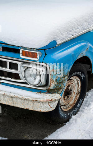 Snowy Classic Car - American pickup Ford Banque D'Images