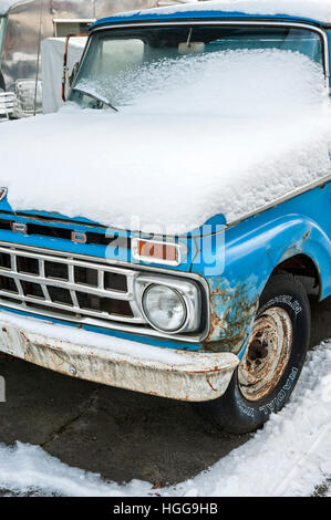 Snowy Classic Car - American pickup Ford Banque D'Images