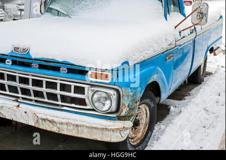 Snowy Classic Car - American pickup Ford Banque D'Images