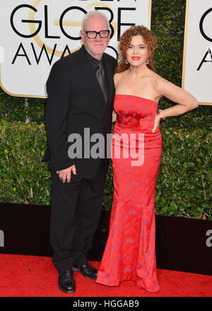 Los Angeles, Californie, USA. Le 08 Jan, 2017. Los Angeles, USA. Le 08 Jan, 2017. Malcolm McDowell, Bernadette Peters 307 arrivant à la 74e assemblée annuelle Golden Globe Awards au Beverly Hilton de Los Angeles. Janvier 08, 2017 © Gamma-USA/Alamy Live News Banque D'Images