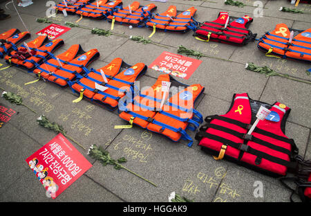 La politique de la Corée du Sud, Jan 7, 2017 : gilets sont affichés pour pleurer sur les victimes de la catastrophe d'un traversier Sewol pendant un rassemblement à Séoul, Corée du Sud. Environ 600 000 personnes ont participé samedi à une manifestation à Séoul, a tenu plus d'un scandale de trafic d'influence centrée sur Park et son ami de longue date Choi. Soon-Sil Park et Choi auraient été extorqués US$64,7 millions de conglomérats financiers à mettre en place des fondations privées contrôlées par Choi. Personnes ont exigé le président Park à l'étape vers le bas pendant un rassemblement, qui a eu lieu aussi à pleurer sur le 1000e jour de la catastrophe d'un traversier Sewol le 16 avril 2014, qui f Banque D'Images