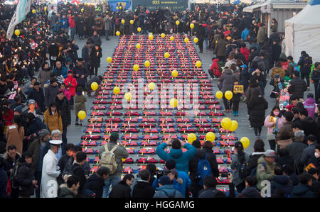 La politique de la Corée du Sud, Jan 7, 2017 : gilets sont affichés pour pleurer sur les victimes de la catastrophe d'un traversier Sewol pendant un rassemblement à Séoul, Corée du Sud. Environ 600 000 personnes ont participé samedi à une manifestation à Séoul, a tenu plus d'un scandale de trafic d'influence centrée sur Park et son ami de longue date Choi. Soon-Sil Park et Choi auraient été extorqués US$64,7 millions de conglomérats financiers à mettre en place des fondations privées contrôlées par Choi. Personnes ont exigé le président Park à l'étape vers le bas pendant un rassemblement, qui a eu lieu aussi à pleurer sur le 1000e jour de la catastrophe d'un traversier Sewol le 16 avril 2014, qui f Banque D'Images