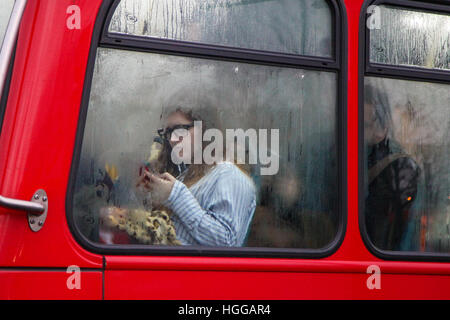 Finsbury Park, au nord de Londres, au Royaume-Uni. Jan 9, 2017. Les autobus bondés. Le tube grève dans les stations de Londres se ferme et provoque des perturbations pour les navetteurs. Les arrêts de bus sont plus occupés que la normale et les banlieusards font leur voyage soit à pied ou en bicyclette © Dinendra Haria/Alamy Live News Banque D'Images