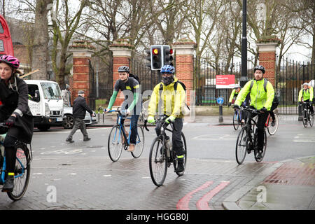 Finsbury Park, au nord de Londres, au Royaume-Uni. Jan 9, 2017. Le tube grève dans les stations de Londres se ferme et provoque des perturbations pour les navetteurs. Les arrêts de bus sont plus occupés que la normale et les banlieusards font leur voyage soit à pied ou en bicyclette © Dinendra Haria/Alamy Live News Banque D'Images