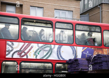 Finsbury Park, au nord de Londres, au Royaume-Uni. Jan 9, 2017. Les autobus bondés. Le tube grève dans les stations de Londres se ferme et provoque des perturbations pour les navetteurs. Les arrêts de bus sont plus occupés que la normale et les banlieusards font leur voyage soit à pied ou en bicyclette © Dinendra Haria/Alamy Live News Banque D'Images