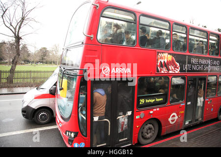 Finsbury Park, au nord de Londres, au Royaume-Uni. Jan 9, 2017. Les autobus bondés. Le tube grève dans les stations de Londres se ferme et provoque des perturbations pour les navetteurs. Les arrêts de bus sont plus occupés que la normale et les banlieusards font leur voyage soit à pied ou en bicyclette © Dinendra Haria/Alamy Live News Banque D'Images