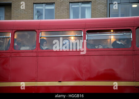 Finsbury Park, au nord de Londres, au Royaume-Uni. Jan 9, 2017. Les autobus bondés. Le tube grève dans les stations de Londres se ferme et provoque des perturbations pour les navetteurs. Les arrêts de bus sont plus occupés que la normale et les banlieusards font leur voyage soit à pied ou en bicyclette © Dinendra Haria/Alamy Live News Banque D'Images