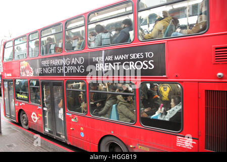 Finsbury Park, au nord de Londres, au Royaume-Uni. Jan 9, 2017. Les autobus bondés. Le tube grève dans les stations de Londres se ferme et provoque des perturbations pour les navetteurs. Les arrêts de bus sont plus occupés que la normale et les banlieusards font leur voyage soit à pied ou en bicyclette © Dinendra Haria/Alamy Live News Banque D'Images