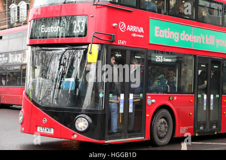 Finsbury Park, au nord de Londres, au Royaume-Uni. Jan 9, 2017. Les autobus bondés. Le tube grève dans les stations de Londres se ferme et provoque des perturbations pour les navetteurs. Les arrêts de bus sont plus occupés que la normale et les banlieusards font leur voyage soit à pied ou en bicyclette © Dinendra Haria/Alamy Live News Banque D'Images