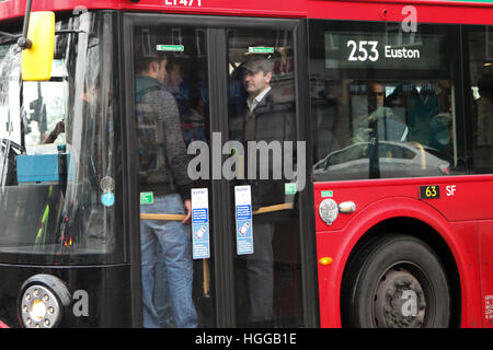 Finsbury Park, au nord de Londres, au Royaume-Uni. Jan 9, 2017. Les autobus bondés. Le tube grève dans les stations de Londres se ferme et provoque des perturbations pour les navetteurs. Les arrêts de bus sont plus occupés que la normale et les banlieusards font leur voyage soit à pied ou en bicyclette © Dinendra Haria/Alamy Live News Banque D'Images