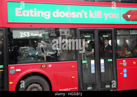 Finsbury Park, au nord de Londres, au Royaume-Uni. Jan 9, 2017. Les autobus bondés. Le tube grève dans les stations de Londres se ferme et provoque des perturbations pour les navetteurs. Les arrêts de bus sont plus occupés que la normale et les banlieusards font leur voyage soit à pied ou en bicyclette © Dinendra Haria/Alamy Live News Banque D'Images