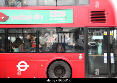 Finsbury Park, au nord de Londres, au Royaume-Uni. Jan 9, 2017. Les autobus bondés. Le tube grève dans les stations de Londres se ferme et provoque des perturbations pour les navetteurs. Les arrêts de bus sont plus occupés que la normale et les banlieusards font leur voyage soit à pied ou en bicyclette © Dinendra Haria/Alamy Live News Banque D'Images