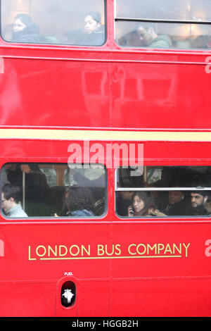 Finsbury Park, au nord de Londres, au Royaume-Uni. Jan 9, 2017. Les autobus bondés. Le tube grève dans les stations de Londres se ferme et provoque des perturbations pour les navetteurs. Les arrêts de bus sont plus occupés que la normale et les banlieusards font leur voyage soit à pied ou en bicyclette © Dinendra Haria/Alamy Live News Banque D'Images