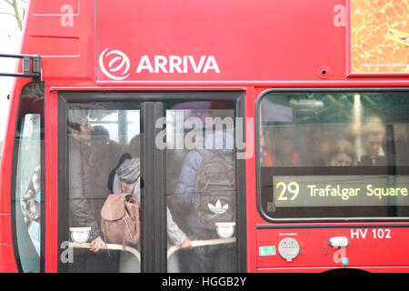 Finsbury Park, au nord de Londres, au Royaume-Uni. Jan 9, 2017. Les autobus bondés. Le tube grève dans les stations de Londres se ferme et provoque des perturbations pour les navetteurs. Les arrêts de bus sont plus occupés que la normale et les banlieusards font leur voyage soit à pied ou en bicyclette © Dinendra Haria/Alamy Live News Banque D'Images