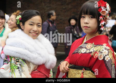 Tokyo, Japon. 8 janvier, 2017. Les femmes portant des kimonos japonais posent devant le sanctuaire de Meiji à Tokyo, Japon, 8 janvier 2017. Les jeunes femmes qui aura 20 ans entre le 1er avril 2016 et le 31 mars 2017 célébrer leur passage à l'âge adulte tout le Japon avec de nombreuses fêtes et cérémonies. Photo : Lars Nicolysen/dpa/Alamy Live News Banque D'Images