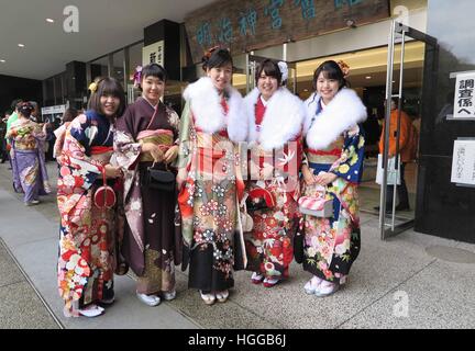 Tokyo, Japon. 8 janvier, 2017. Les femmes portant des kimonos japonais posent devant le sanctuaire de Meiji à Tokyo, Japon, 8 janvier 2017. Les jeunes femmes qui aura 20 ans entre le 1er avril 2016 et le 31 mars 2017 célébrer leur passage à l'âge adulte tout le Japon avec de nombreuses fêtes et cérémonies. Photo : Lars Nicolysen/dpa/Alamy Live News Banque D'Images