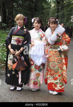 Tokyo, Japon. 8 janvier, 2017. Les femmes portant des kimonos japonais posent devant le sanctuaire de Meiji à Tokyo, Japon, 8 janvier 2017. Les jeunes femmes qui aura 20 ans entre le 1er avril 2016 et le 31 mars 2017 célébrer leur passage à l'âge adulte tout le Japon avec de nombreuses fêtes et cérémonies. Photo : Lars Nicolysen/dpa/Alamy Live News Banque D'Images