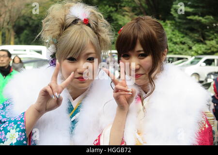 Tokyo, Japon. 8 janvier, 2017. Les femmes portant des kimonos japonais posent devant le sanctuaire de Meiji à Tokyo, Japon, 8 janvier 2017. Les jeunes femmes qui aura 20 ans entre le 1er avril 2016 et le 31 mars 2017 célébrer leur passage à l'âge adulte tout le Japon avec de nombreuses fêtes et cérémonies. Photo : Lars Nicolysen/dpa/Alamy Live News Banque D'Images