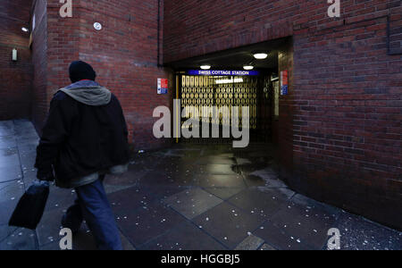 Londres, Royaume-Uni. Jan 9, 2017. Un homme passe par une station de métro fermée lors d'une grève par le personnel sur le métro de Londres pour protester contre les plans de réduction d'emplois et de fermer les guichets de la gare à Londres, Angleterre le 9 janvier 2017. Les pourparlers visant à éviter une grève par le personnel sur le métro de Londres s'est brisé samedi sans résolution, des dizaines de milliers de personnes ont été touchées le lundi. © Han Yan/Xinhua/Alamy Live News Banque D'Images