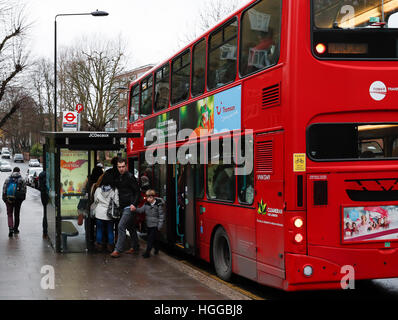 Londres, Royaume-Uni. Jan 9, 2017. Les passagers sont vus à un arrêt d'autobus au cours d'une grève par le personnel sur le métro de Londres pour protester contre les plans de réduction d'emplois et de fermer les guichets de la gare à Londres, Angleterre le 9 janvier 2017. Les pourparlers visant à éviter une grève par le personnel sur le métro de Londres s'est brisé samedi sans résolution, des dizaines de milliers de personnes ont été touchées le lundi. © Han Yan/Xinhua/Alamy Live News Banque D'Images