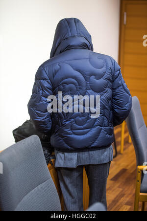 Bochum, Allemagne. Jan 9, 2017. L'ancien agent secret Werner Mauss cache son visage sous un capot à la cour du district de Bochum, Allemagne, le 9 janvier 2017. Le procès contre l'impôt sur le légendaire ex-agent Mauss concerne un fonds secret présumé qui a financé ses missions. Photo : Bernd Thissen/dpa/Alamy Live News Banque D'Images