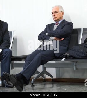 Bochum, Allemagne. Jan 9, 2017. Ancienne chancellerie ministre Bernd Schidbauer attend à la cour de district pour sa déclaration de témoin à Bochum, Allemagne, le 9 janvier 2017. Le procès contre l'impôt sur le légendaire ex-agent Mauss concerne un fonds secret présumé qui a financé ses missions. Photo : Bernd Thissen/dpa/Alamy Live News Banque D'Images