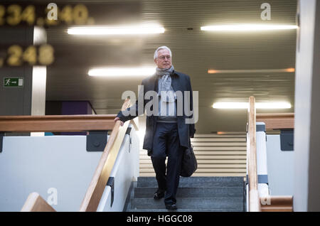 Bochum, Allemagne. Jan 9, 2017. Ancienne chancellerie ministre Bernd Schidbauer entre dans la cour de district pour sa déclaration de témoin à Bochum, Allemagne, le 9 janvier 2017. Le procès contre l'impôt sur le légendaire ex-agent Mauss concerne un fonds secret présumé qui a financé ses missions. Photo : Bernd Thissen/dpa/Alamy Live News Banque D'Images