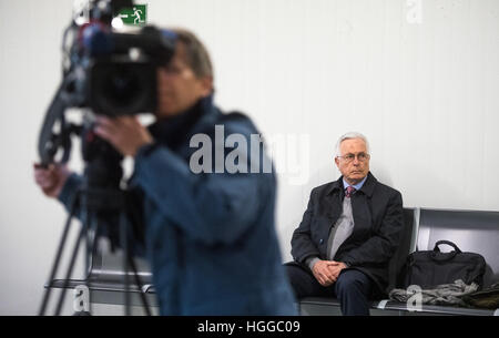 Bochum, Allemagne. Jan 9, 2017. Ancienne chancellerie ministre Bernd Schidbauer attend à la cour de district pour sa déclaration de témoin à Bochum, Allemagne, le 9 janvier 2017. Le procès contre l'impôt sur le légendaire ex-agent Mauss concerne un fonds secret présumé qui a financé ses missions. Photo : Bernd Thissen/dpa/Alamy Live News Banque D'Images