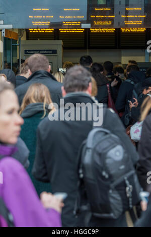 Londres, Royaume-Uni. Jan 9, 2017. Clapham Junction Station est fermée en raison de la surpopulation, les gens ont juste de regarder et d'attendre à l'extérieur - la grève du métro de Londres provoque des perturbations pour les autres itinéraires de voyage autour de la zone de Clapham. © Guy Bell/Alamy Live News Banque D'Images