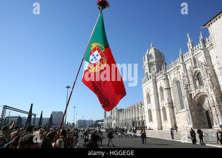 Lisbonne, Portugal. Jan 9, 2017. Des milliers se sont réunis pour rendre un dernier hommage lors de la cérémonie funèbre de l'ancien Président portugais Mario Soares au monastère des Hiéronymites à Lisbonne, Portugal, le 8 janvier 2017. Le fondateur du Parti socialiste du Portugal, qui a été président de 1986-97, est décédée à l'hôpital le 7 janvier 2017. © Pedro Fiuza/ZUMA/Alamy Fil Live News Banque D'Images