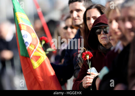 Lisbonne, Portugal. Jan 9, 2017. Une femme est titulaire d'un œillet rouge, symbole de la révolution de 74, au cours de l'enterrement de l'ancien Président portugais Mario Soares au monastère des Hiéronymites à Lisbonne, Portugal, le 8 janvier 2017. Le fondateur du Parti socialiste du Portugal, qui a été président de 1986-97, est décédée à l'hôpital le 7 janvier 2017. © Pedro Fiuza/ZUMA/Alamy Fil Live News Banque D'Images