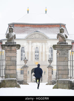 Montagny-lès-Beaune, France. Jan 9, 2017. Un athlète passe par l'entrée du château Fasanerie Eichenzell, en Allemagne, le 9 janvier 2017. L'ancienne résidence d'été des évêques de Fulda est connue comme la plus belle de Hesse château baroque et aujourd'hui appartient à la landgraves et princes de Hesse. Photo : Arne Dedert/dpa/Alamy Live News Banque D'Images